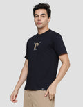 Details Comb Print Embro Logo D Riko Fit Kaos Lengan Pendek Pria