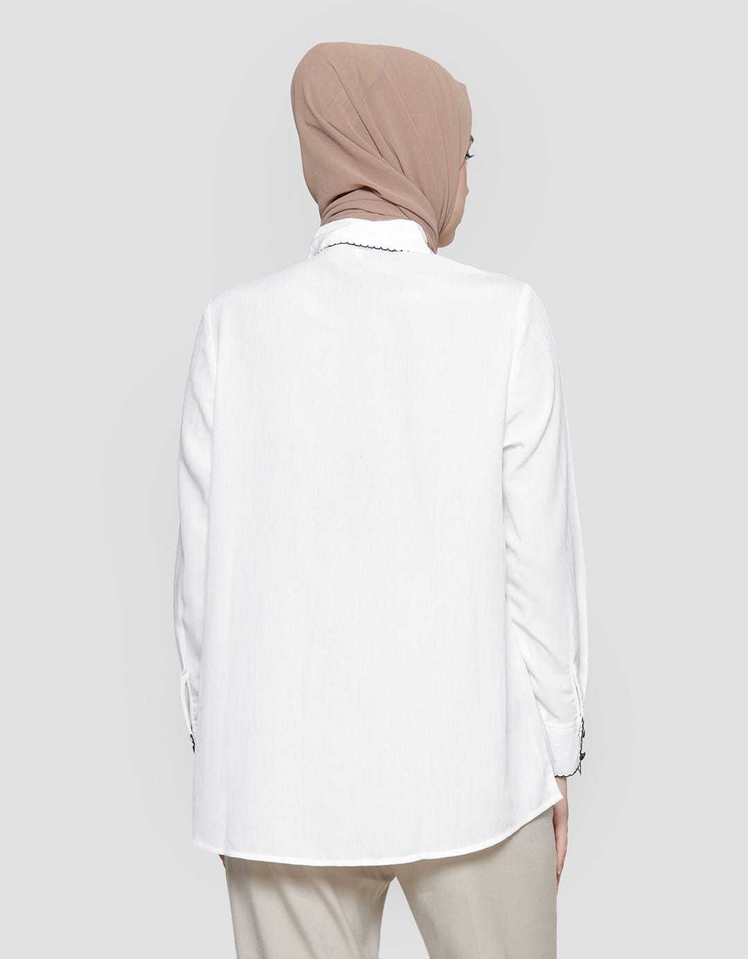 Annisa With Black List Detail Kemeja Lengan Panjang Wanita