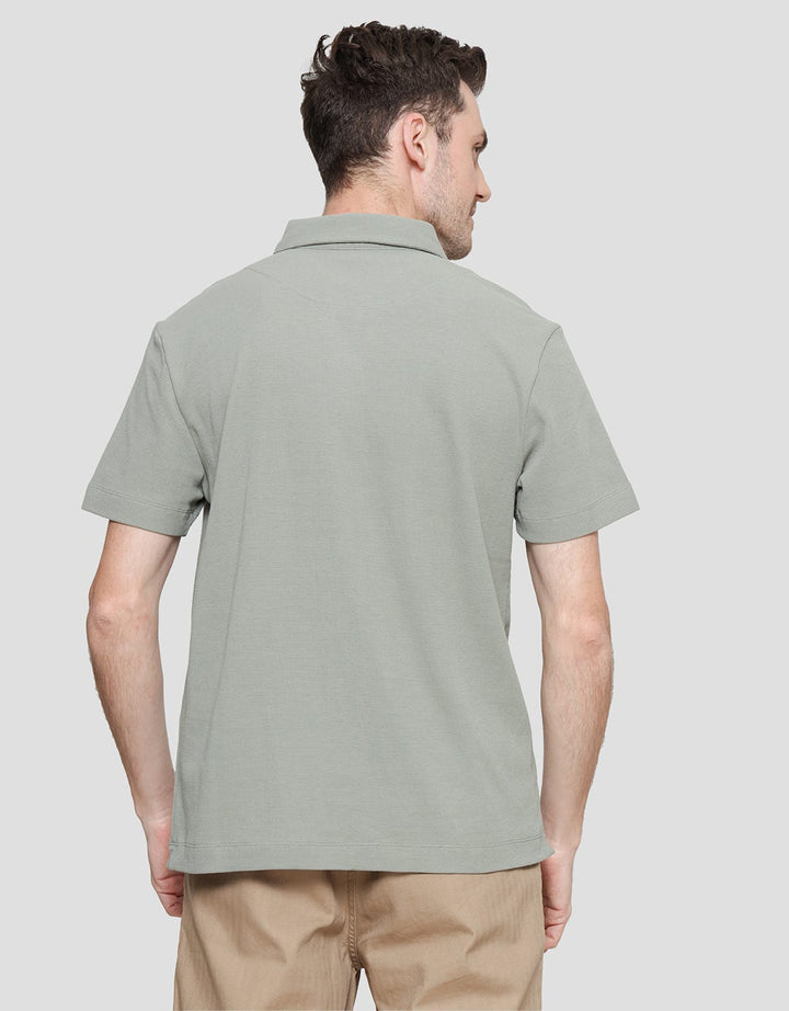 Cole NYC Half Kaus Kerah Pria