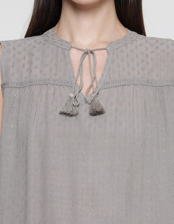 Connexion Sleeveless Crinkle With Embro Lace Blouse Wanita
