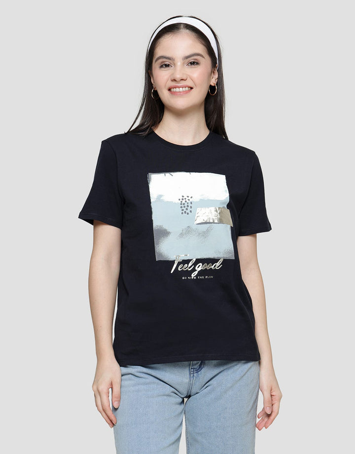 Details Feel Good Foil Kaos Wanita