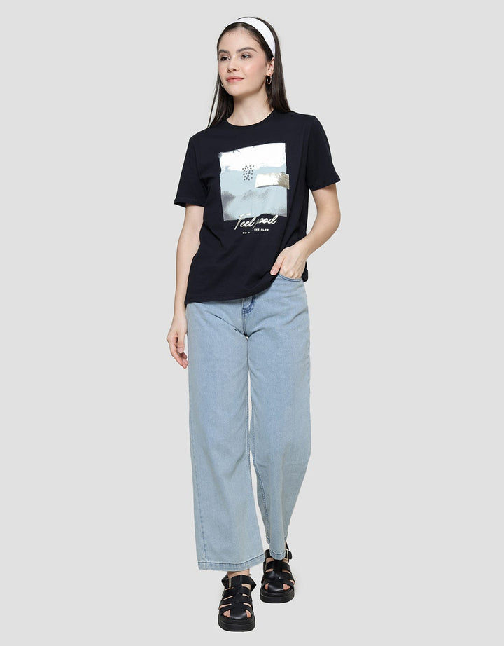 Details Feel Good Foil Kaos Wanita