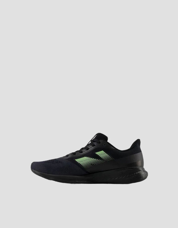 New Balance Sepatu Lari Pria
