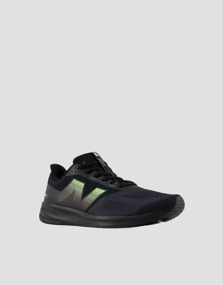 New Balance Sepatu Lari Pria