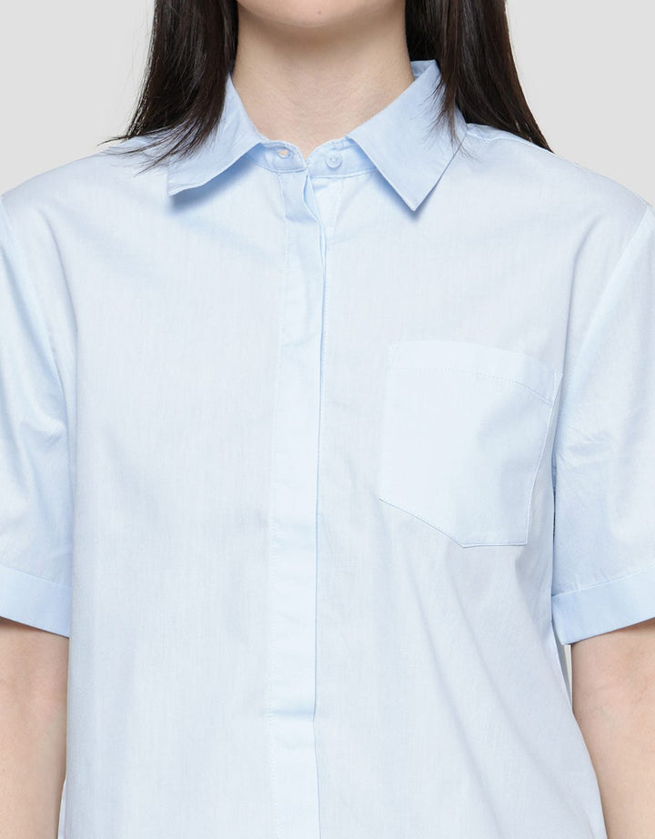 Details Basic Kemeja Plain Wanita
