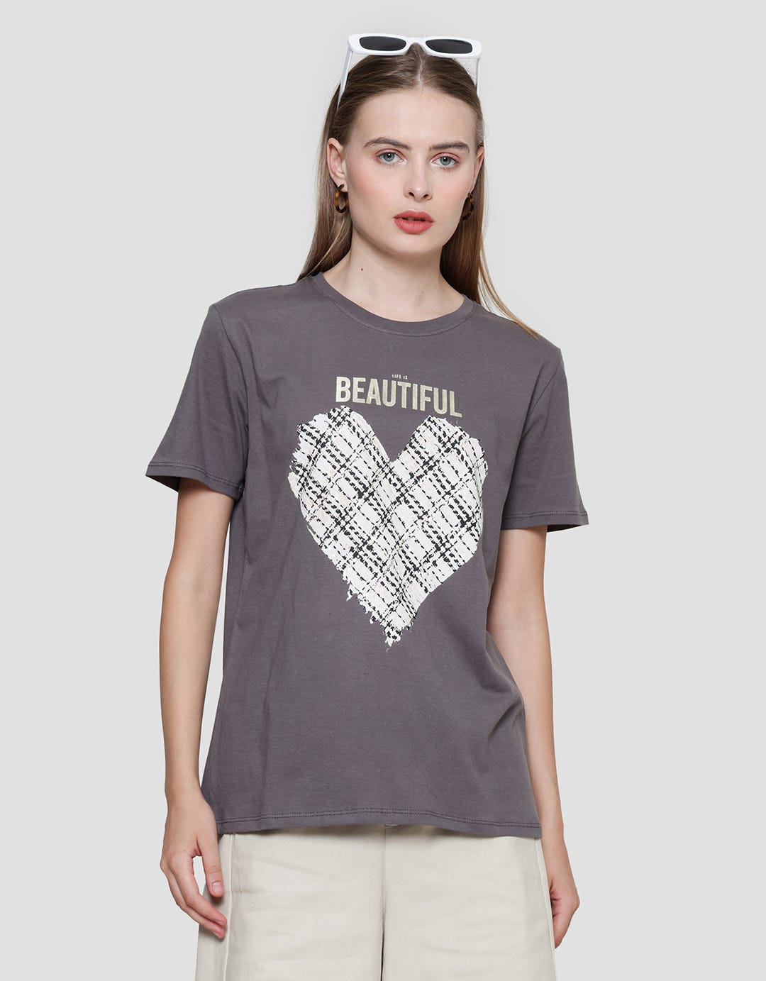 Details Motif Heart Regular Kaos Lengan Pendek Wanita