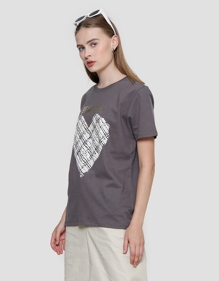 Details Motif Heart Regular Kaos Lengan Pendek Wanita