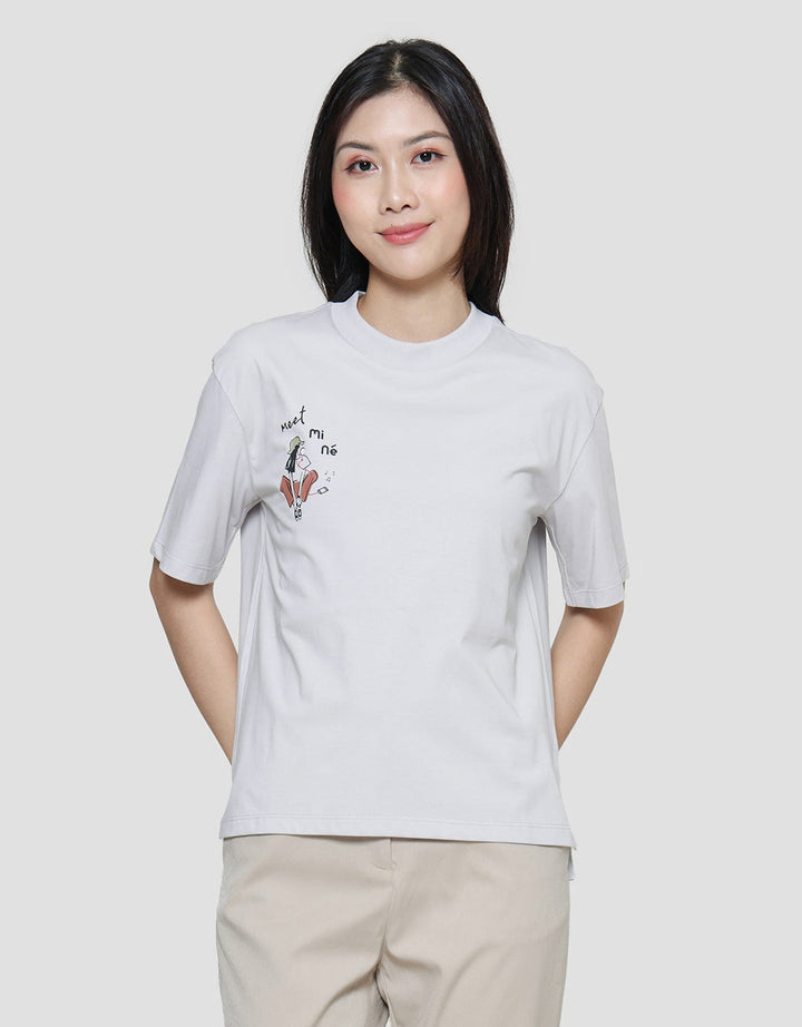 Suko Graphic Print Kaos Oversized Crop Wanita