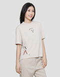 Suko Graphic Print Kaos Oversized Crop Wanita