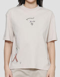 Suko Graphic Print Kaos Oversized Crop Wanita