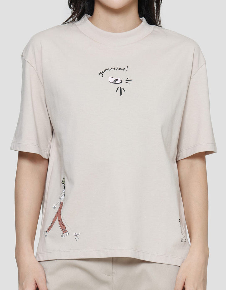 Suko Graphic Print Kaos Oversized Crop Wanita