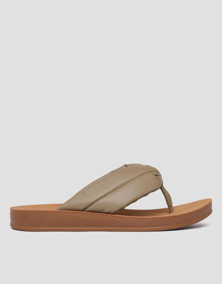 St. Yves Women's Slip On Sandals Fq43