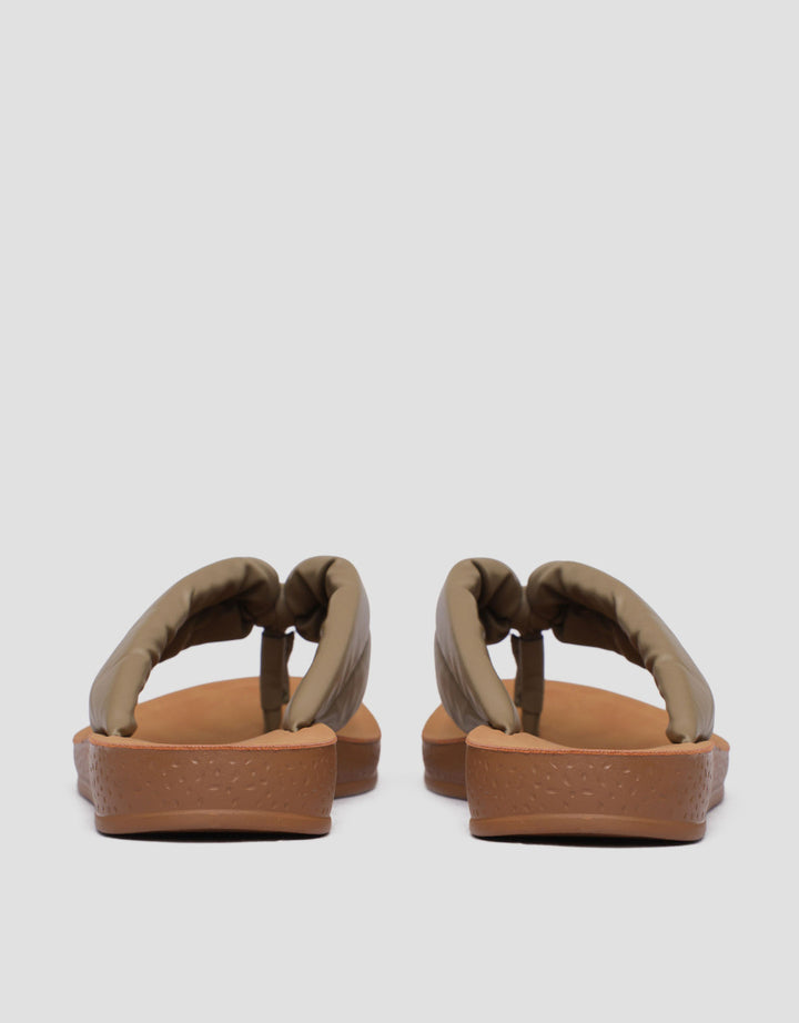 St. Yves Women's Slip On Sandals Fq43