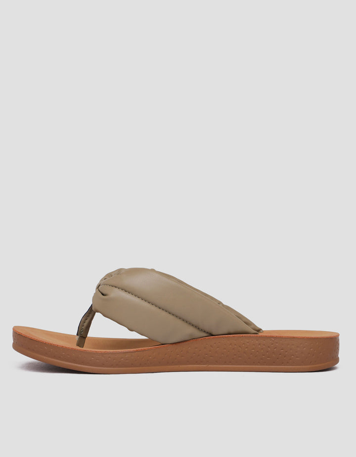 St. Yves Women's Slip On Sandals Fq43