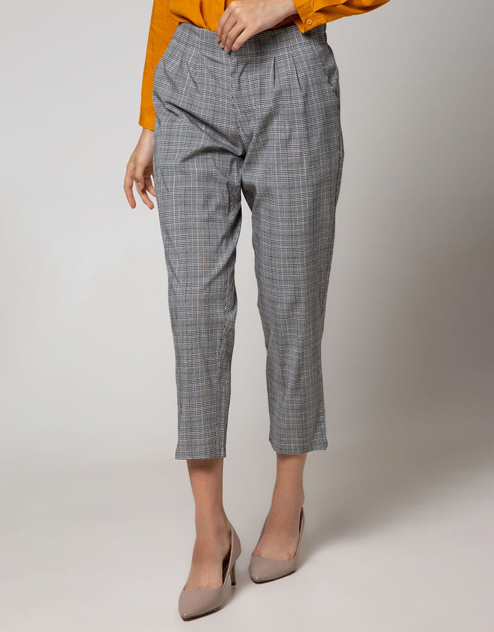 Details of White Chinos Long Pants Tapered Hounds No Straps