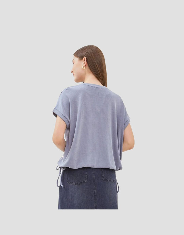 Graphis Kaos Bergaris untuk Wanita