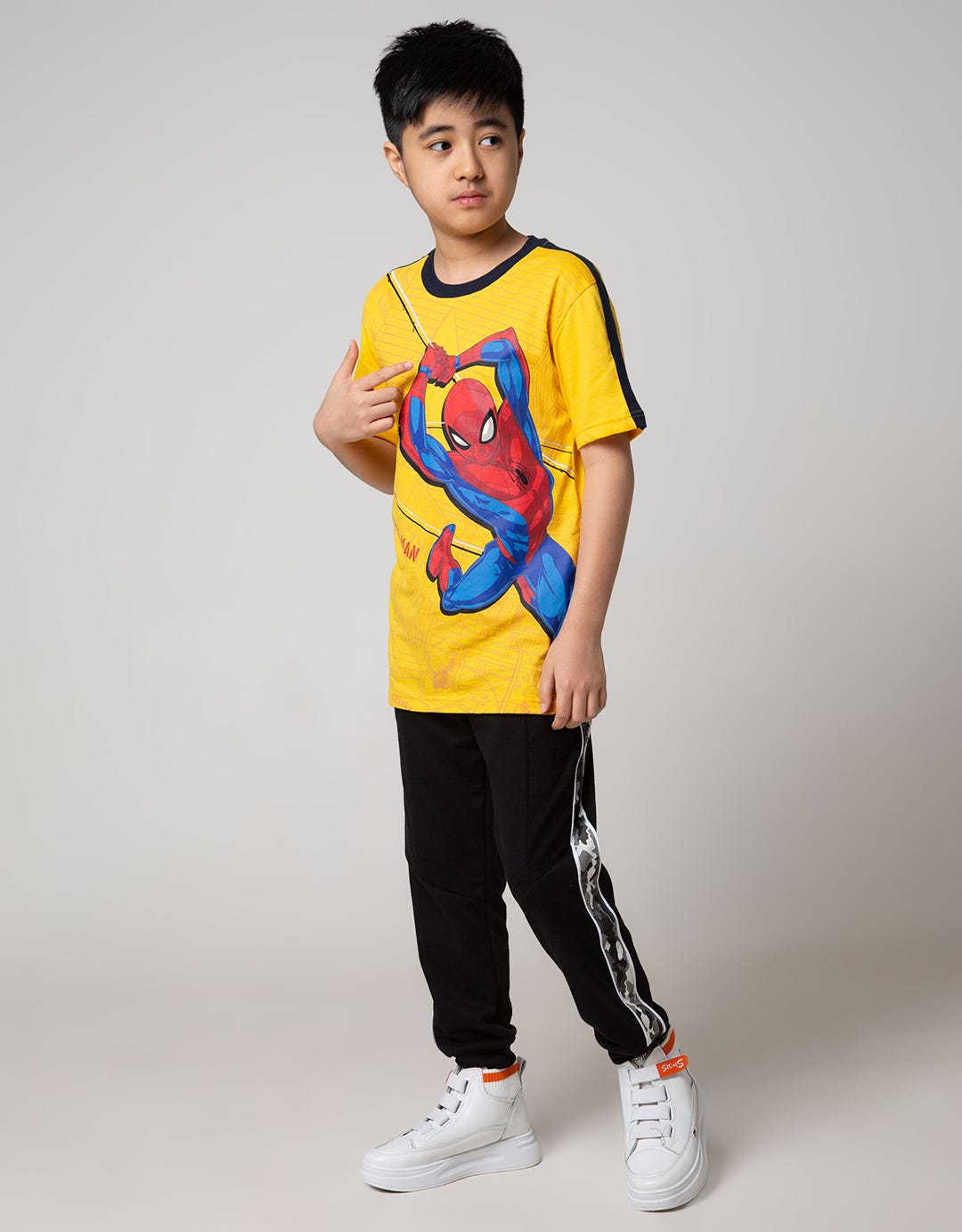 Marvel Short Sleeve T-Shirt Spider Hanging City Disk