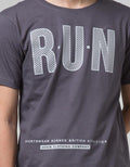 Red Cliff Run Kaos Oblong Lengan Pendek