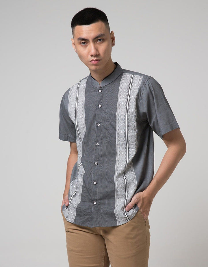 Red Cliff Kemeja Koko Pria Lengan Pendek Vertical Print