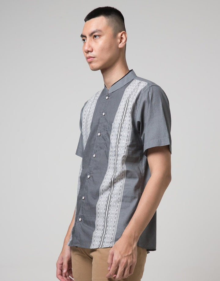 Red Cliff Kemeja Koko Pria Lengan Pendek Vertical Print
