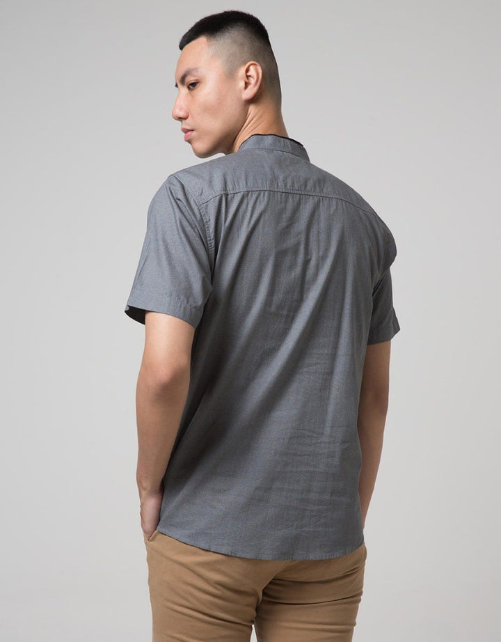 Red Cliff Kemeja Koko Pria Lengan Pendek Vertical Print