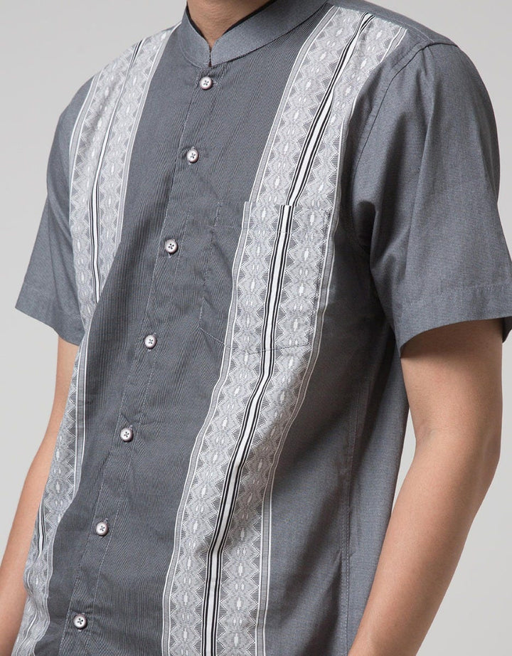 Red Cliff Kemeja Koko Pria Lengan Pendek Vertical Print