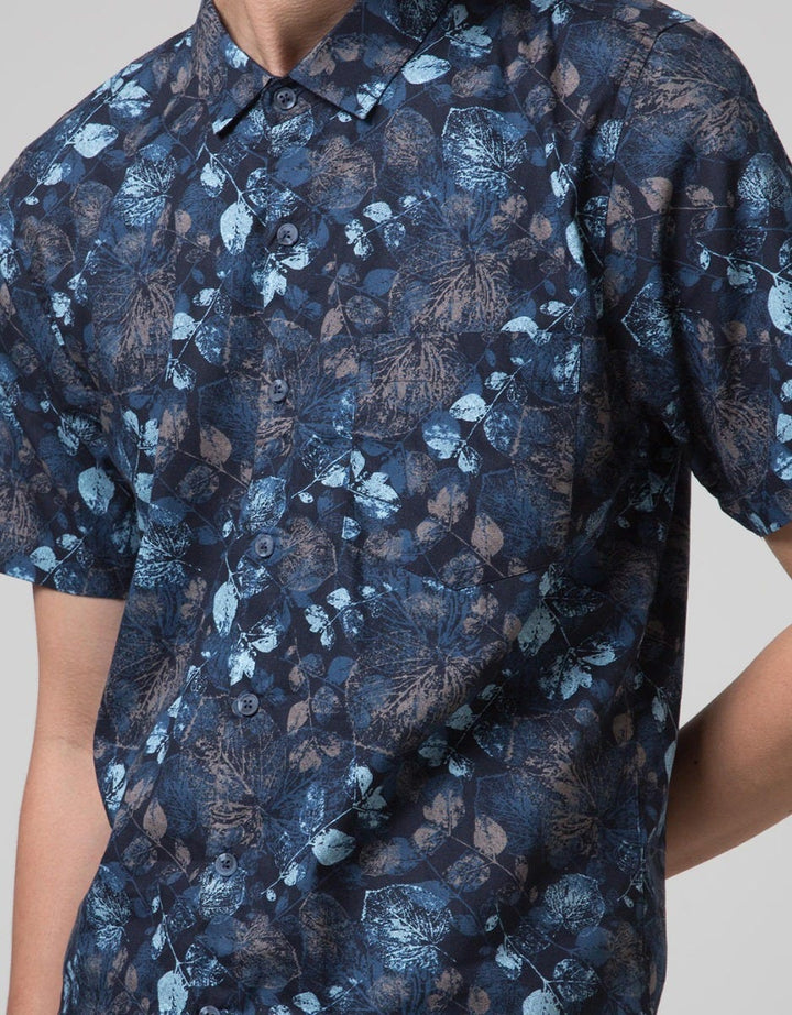 Red Cliff Men's Short Sleeve Leaf Print Shirt