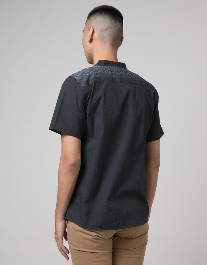 Red Cliff Small Square Kemeja Koko Pria Lengan Pendek