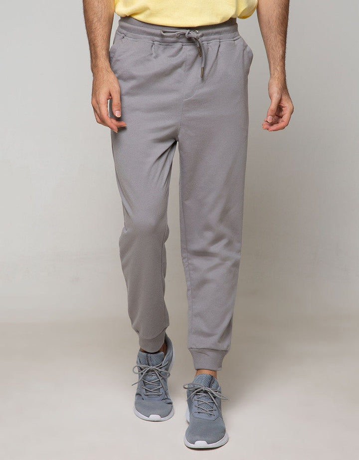 Nevada Jogger With Accesories On Pocket List
