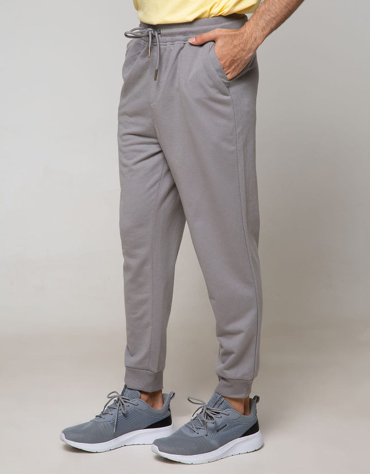 Nevada Jogger With Accesories On Pocket List
