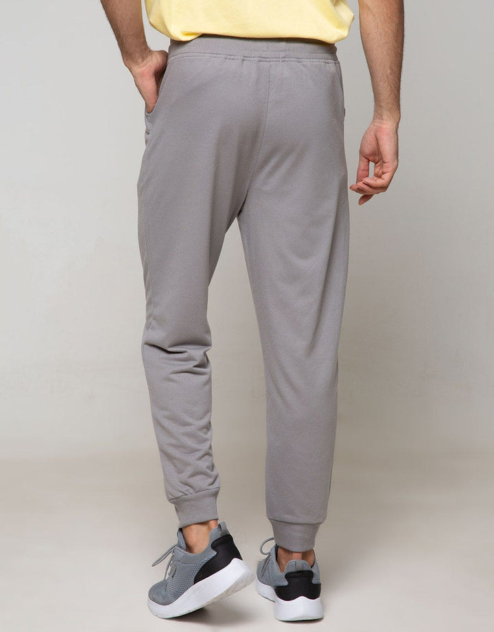 Nevada Jogger With Accesories On Pocket List