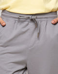 Nevada Jogger With Accesories On Pocket List