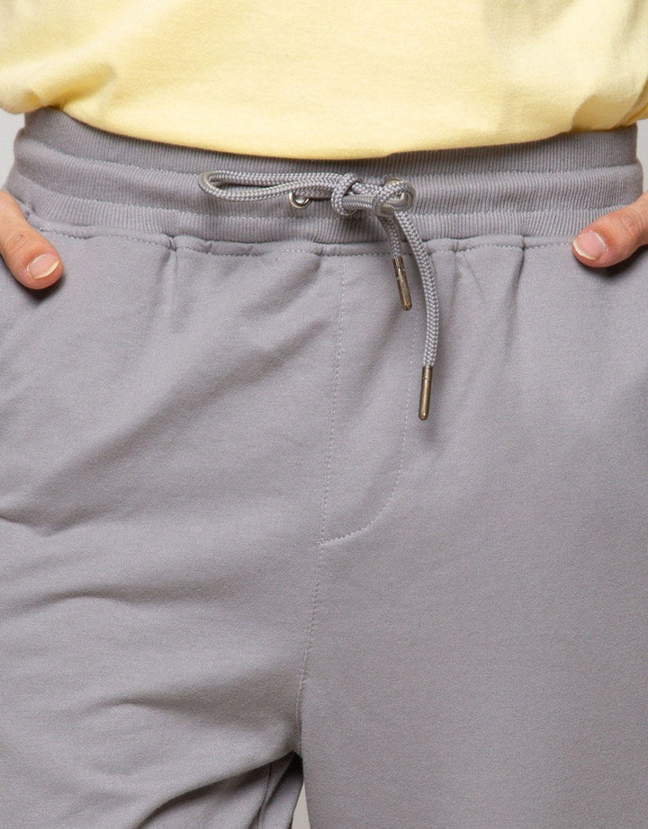 Nevada Jogger With Accesories On Pocket List