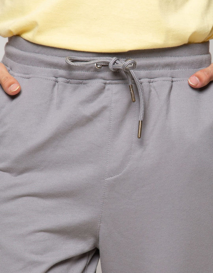 Nevada Jogger With Accesories On Pocket List