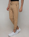 Nevada Jogger With Accesories On Pocket List