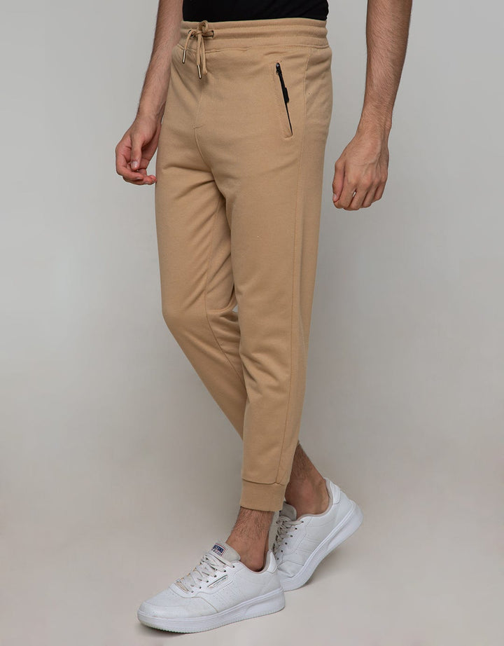 Nevada Jogger With Accesories On Pocket List