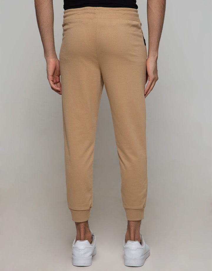 Nevada Jogger With Accesories On Pocket List