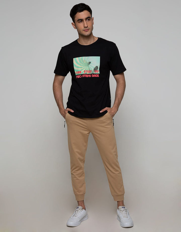 Nevada Jogger With Accesories On Pocket List