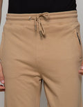 Nevada Jogger With Accesories On Pocket List