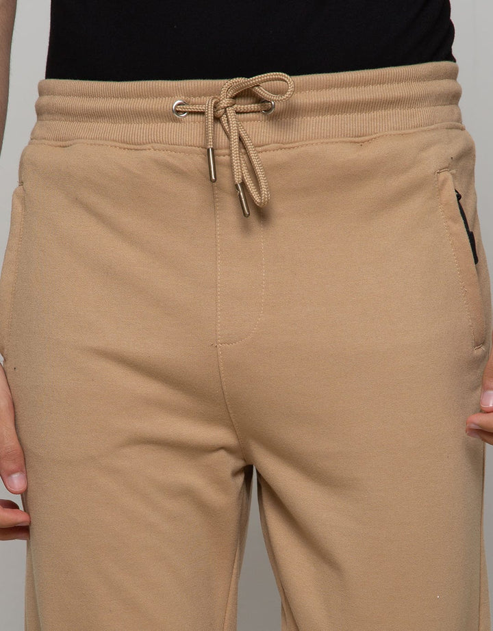 Nevada Jogger With Accesories On Pocket List