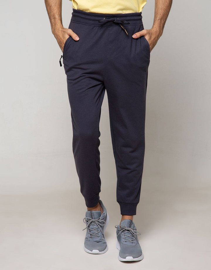 Nevada Jogger With Accesories On Pocket List