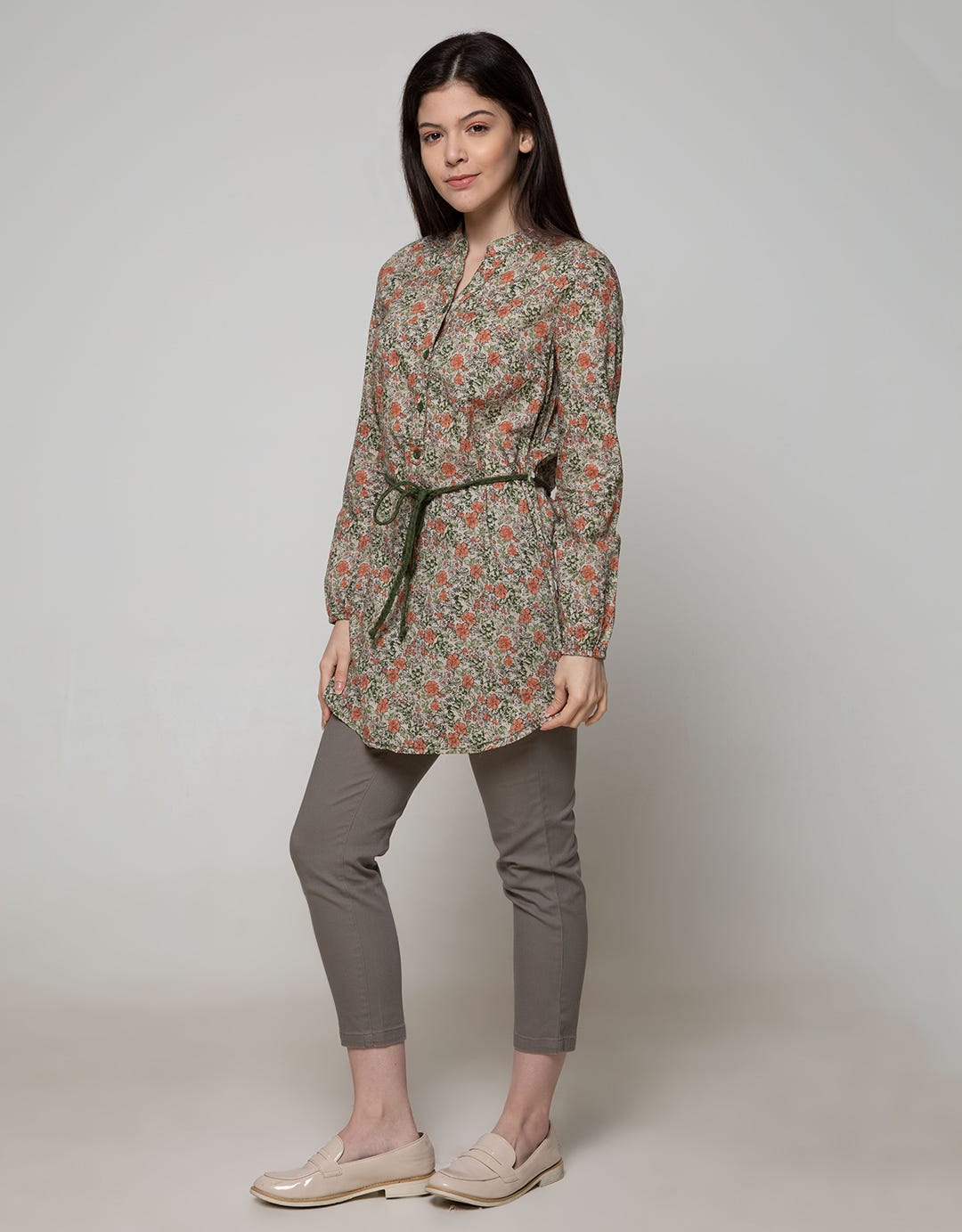 Expand Naysila Blouse
