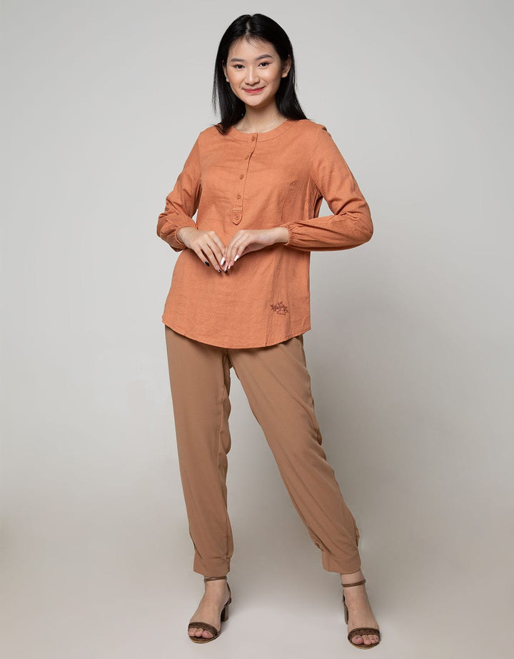 Expand Mahira Plain With Embroidery Detail