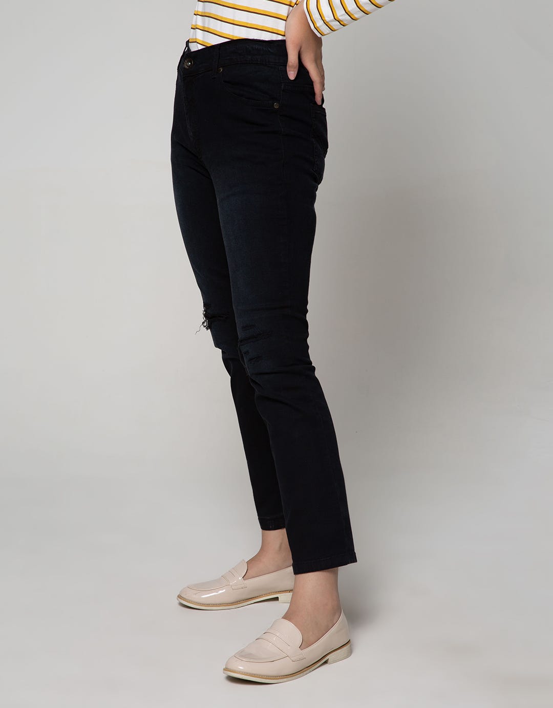 Expand Mahira Jeans