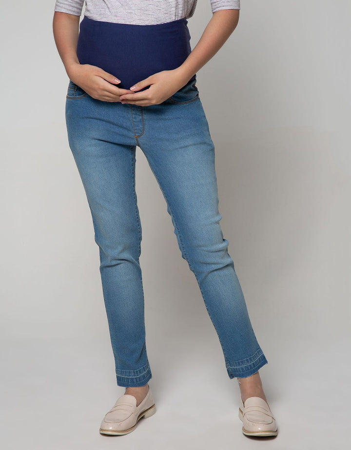 Expand Safira Maternity