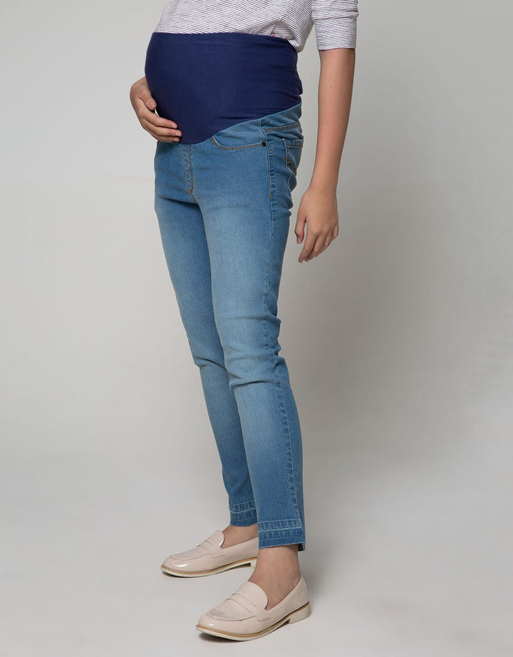Expand Safira Maternity