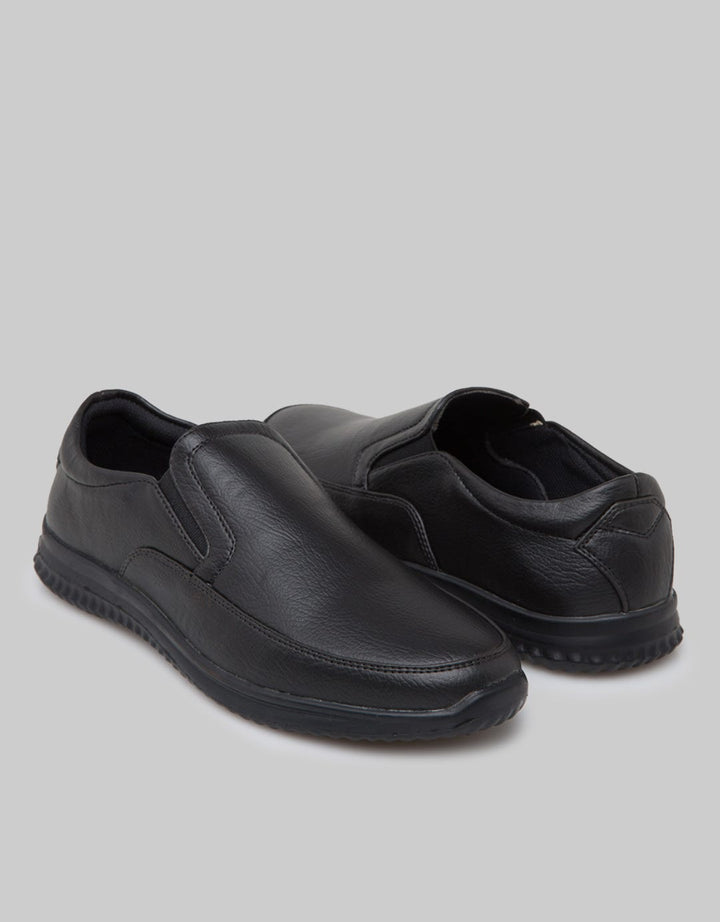 Yongki Komaladi Slip On Casual