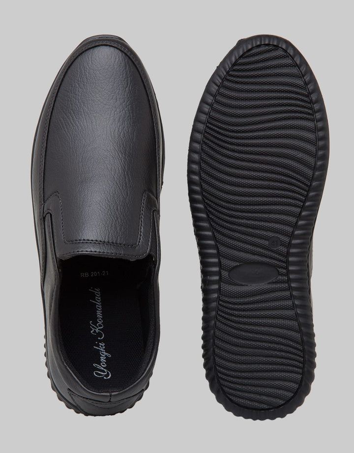 Yongki Komaladi Slip On Casual