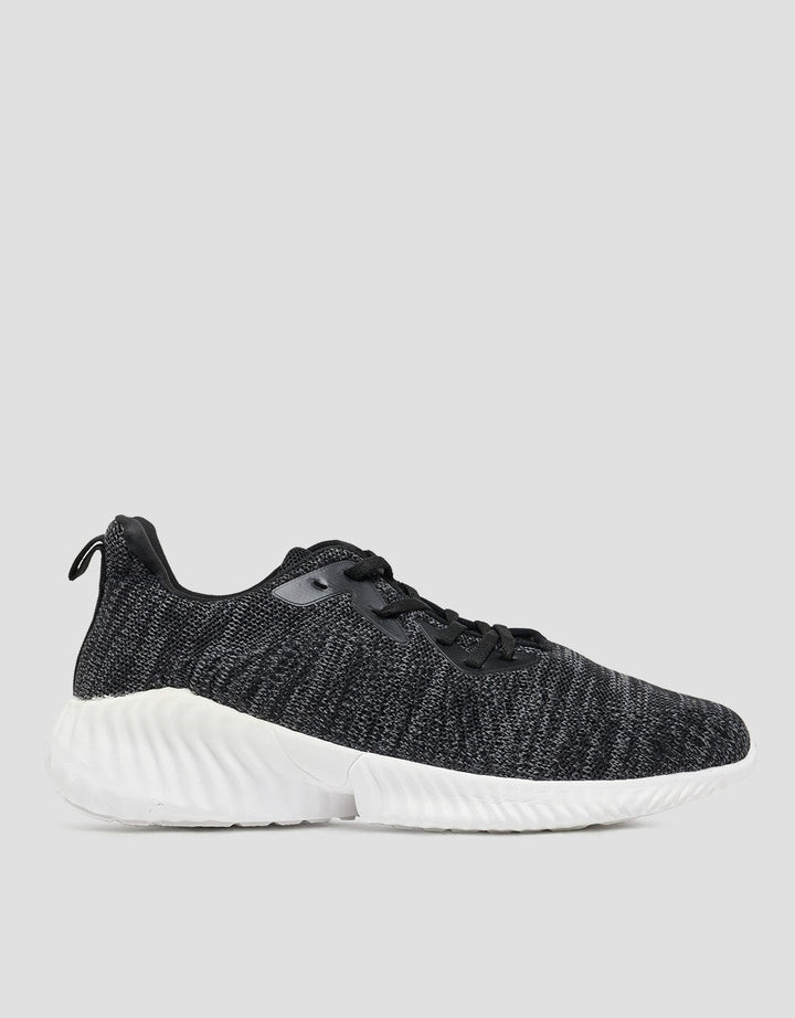 Yongki Komaladi Casual Sporty Look Sepatu Pria
