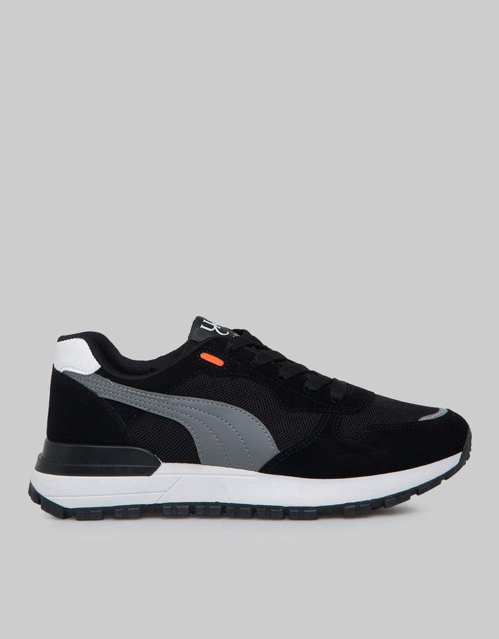 Yongki Komaladi Man Casual Sneakers